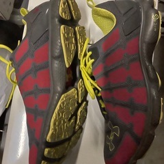 Under Armour ランニングシューズ グレー/レッド/イエローの画像