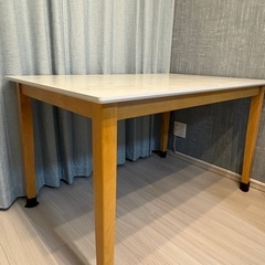 大理石風ダイニングテーブルの画像