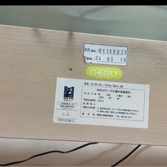 テーブルと椅子4つの画像