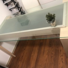 テーブルと椅子4つの画像