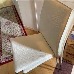 テーブルと椅子4つの画像