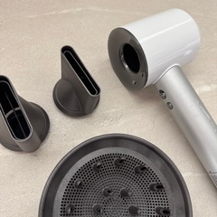 ダイソン❗️ヘアドライヤー ホワイト/シルバーの画像