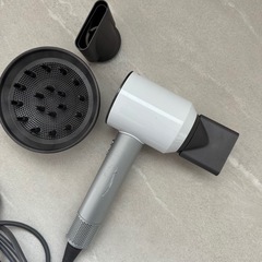 ダイソン❗️ヘアドライヤー ホワイト/シルバーの画像