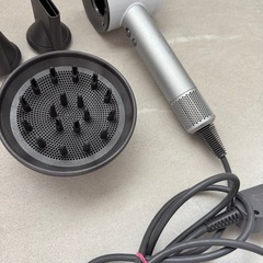 ダイソン❗️ヘアドライヤー ホワイト/シルバーの画像