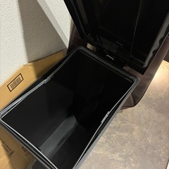 ブラックのフタ付きゴミ箱の画像