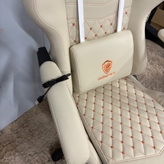 新品　組立済み Dowinx ゲーミングチェア 4Dアームレスト オフィスチェア パソコンチェア PC チェア 椅子 腰の振動機能 新開発炭素繊維レザー 人間工学 伸縮可能のオットマン 調節可能ランバーサポート の画像