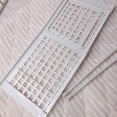 DAISOの伸縮式棚と突っ張り棒2本の画像