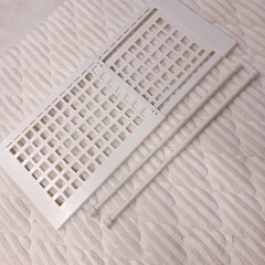 DAISOの伸縮式棚と突っ張り棒2本の画像