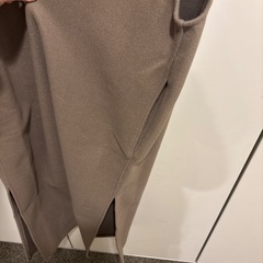 グレージュスリット入りワンピースの画像