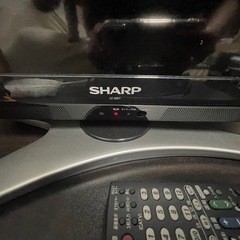 画面が割れたテレビの画像