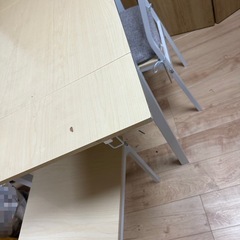 テーブル1台とチェア2個　無料の画像