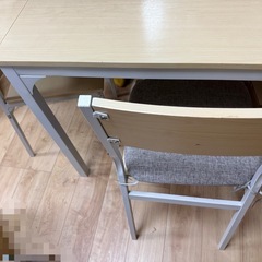 テーブル1台とチェア2個　無料の画像