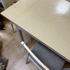 テーブル1台とチェア2個　無料の画像