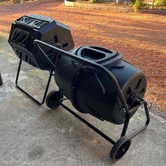 大型の回転式コンポスター２台の画像