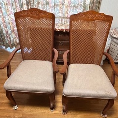 豪華な木製の4-6人掛けテーブルセットの画像