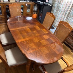 豪華な木製の4-6人掛けテーブルセットの画像
