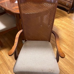 豪華な木製の4-6人掛けテーブルセットの画像