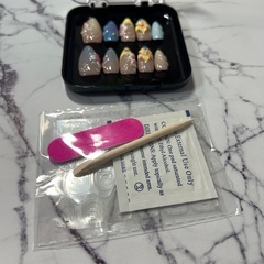 海外のハンドメイドMサイズネイルチップの画像