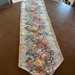 テーブルランナー　花柄　タッセル飾りの画像