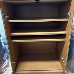 ガラス戸付き飾り棚の画像