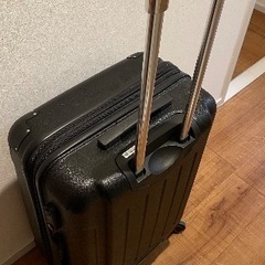 スーツケース【タイヤ破損】黒　の画像