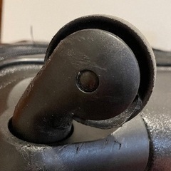 スーツケース【タイヤ破損】黒　の画像