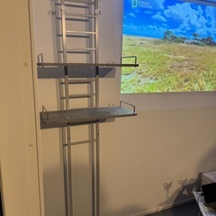 ランドリーラック 洗濯機ラック 幅60 スリム 収納棚 突っ張り ラダー はしご 棚2段 かご付き 防水パン対応 可動 大理石柄 ウォールラックの画像