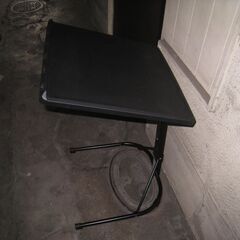 大阪市内より　サイドテーブル　高さ調整可能＆角度調整可能　パソコン　寝室ベッド横の画像