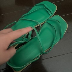夏にぴったり緑色のサンダルの画像