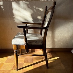 【短期間限定】カリモク製木の椅子の画像