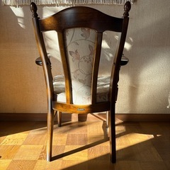 【短期間限定】カリモク製木の椅子の画像