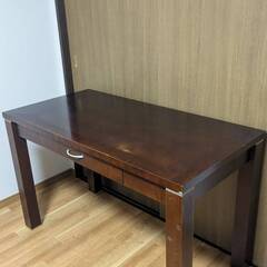 シンプル木製デスク／引き出し付きテーブルの画像