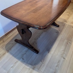 ダイニングテーブルの画像