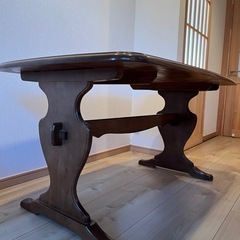 ダイニングテーブルの画像