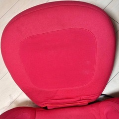 産後ママにも人気＊　おしゃれ可愛いレッドカラー マッサージチェア  座りながらストレッチ♪の画像