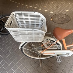 大人用自転車　26インチ　前後カゴ、ライト、鍵付き、ギアなし、オレンジの画像