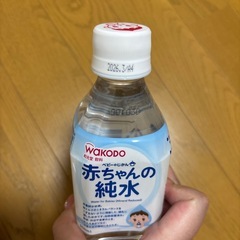 赤ちゃんおかしと水の画像