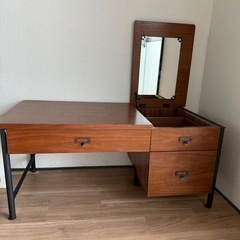 鏡付きの机の画像