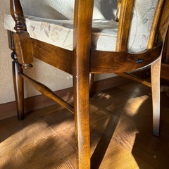 【短期間限定】カリモク製木の椅子の画像