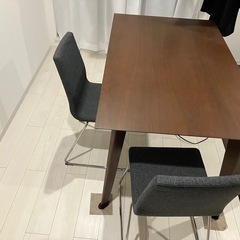 テーブル+イス二脚　清潔感　即日の方優先　50円の画像