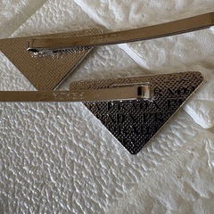 ②PRADAヴィンテージヘアピン ホワイト2点セットの画像