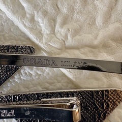 ②PRADAヴィンテージヘアピン ホワイト2点セットの画像