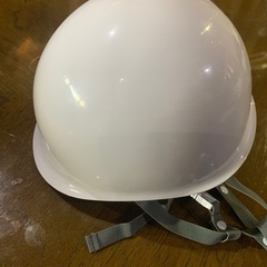 白いヘルメットの画像