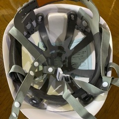 白いヘルメットの画像