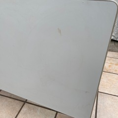 会議室等で使用する事務用の長い机の画像