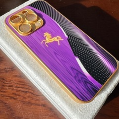 [新品末使用] 
木目に金色の馬柄　iPhone 15 Pro /14 Proに対応スマホケース。 の画像