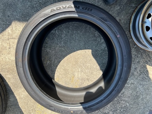 245/40R20 99W ヨコハマ　ADVANCE dB V552 2025年製