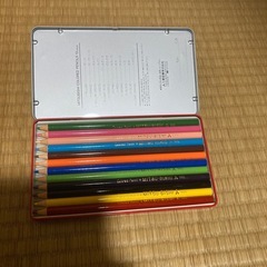 マフラー、ボールペン、色鉛筆の画像