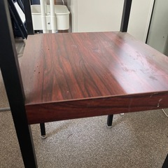 【100円】木目調の2段サイドテーブル（H70cm）【来週火曜・手渡し】の画像