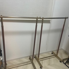 ゴールド調ハンガーラック（調整可能）の画像